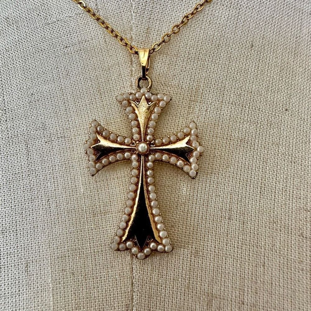 Gold tone faux pearl pendant necklace